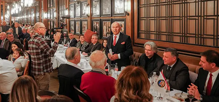 İzmir protokolü aynı sofrada: Gaziemir esnafından görkemli iftar buluşması