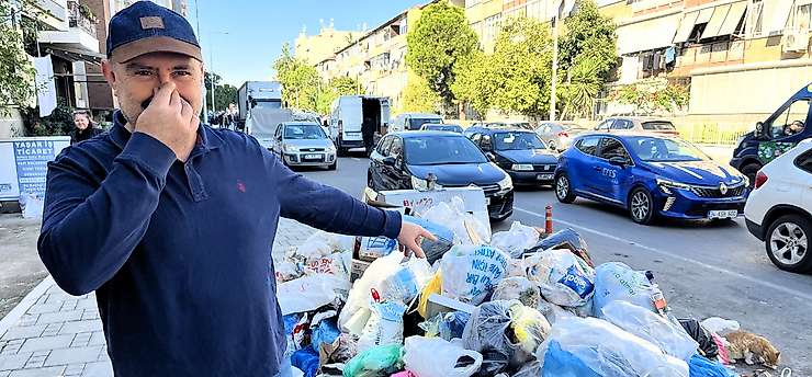 Karşıyaka'da 9 gündür toplanmayan çöpler tepki çekiyor