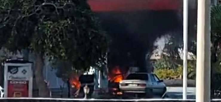 Kınık'ta akaryakıt istasyonuna çarpan otomobil alev aldı: 2 yaralı