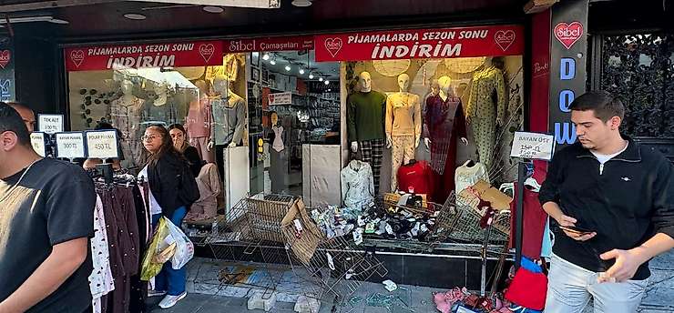 Kontrolden çıkan otomobil çarşıyı birbirine kattı