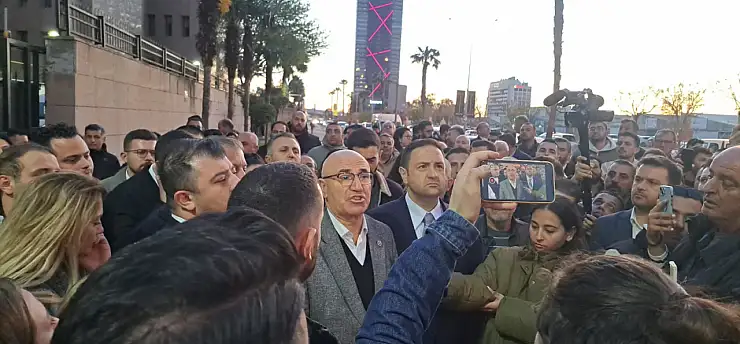 Mahmut Tanal'dan İzmir Adliyesi önünde sert tepki: Bu bir siyasi operasyondur