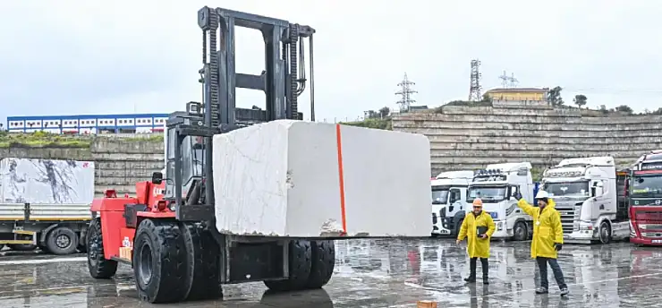 Marble İzmir kapılarını açmaya hazırlanırken dev bloklar alandaki yerini aldı