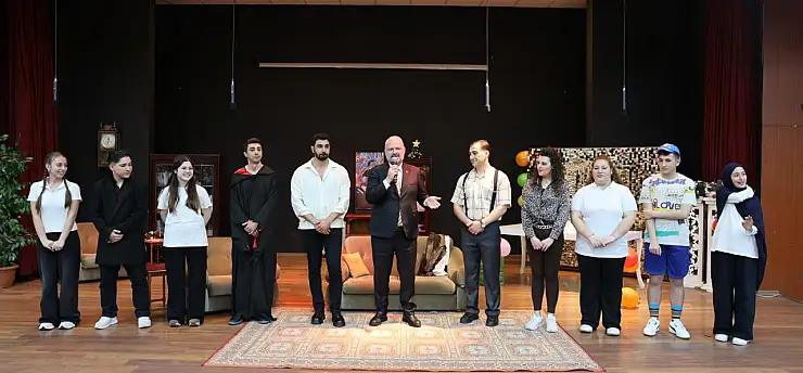 Menemen'de tiyatro coşkusu: Dünya Tiyatrolar Günü sahneyle kutlandı