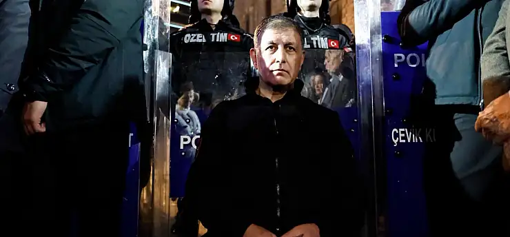 Meslek Fabrikası önünde nöbet sürüyor, Tugay'dan 'gitmiyoruz' çıkışı