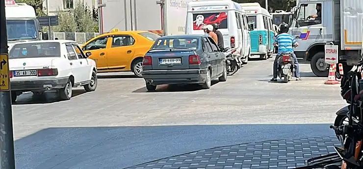 Mithatpaşa Caddesi'nde hatalı park trafiği kilitliyor