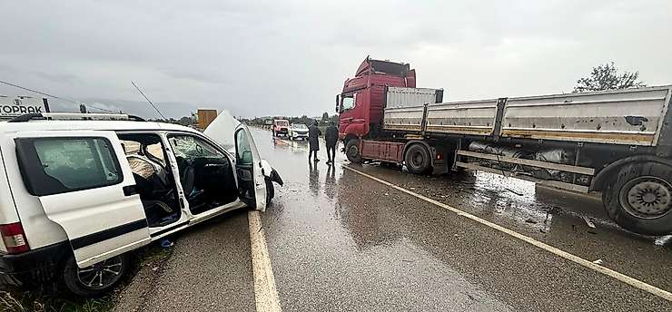 Ödemiş'te tır ile kamyonet çarpıştı: 1 ölü, 1 yaralı