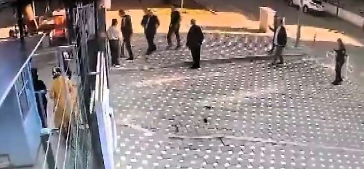 Okul önünde bekçiyle arbede yaşayan kişinin öğretmen olduğu ortaya çıktı