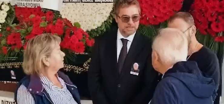 Oyuncu Engin Altan Düzyatan'ın babası İzmir'de son yolculuğuna uğurlandı