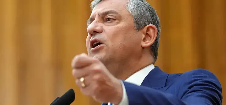 Özgür Özel'den Barselona çıkışı: 'Onlar aşırı sağla, biz demokratlarla aynı saftayız'