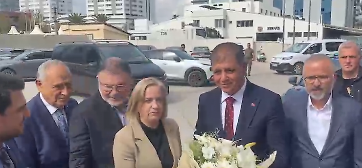 Şato'da başlayan ziyaret trafiği AK Parti İzmir İl Başkanlığı'nda devam etti