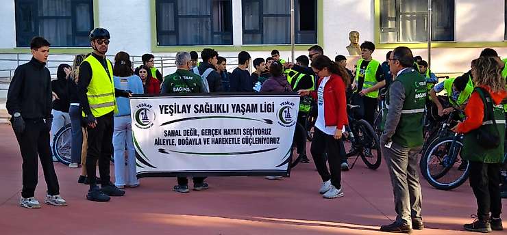 Selçuk'ta Cumhuriyet bayramı bisiklet turu ve çevre temizliği etkinliği