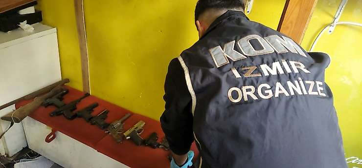 Tire'de ruhsatsız silah operasyonu: 11 silah ve 3 şarjör ele geçirildi