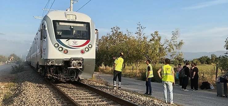 Tren ile traktör çarpıştı: 2 yaralı