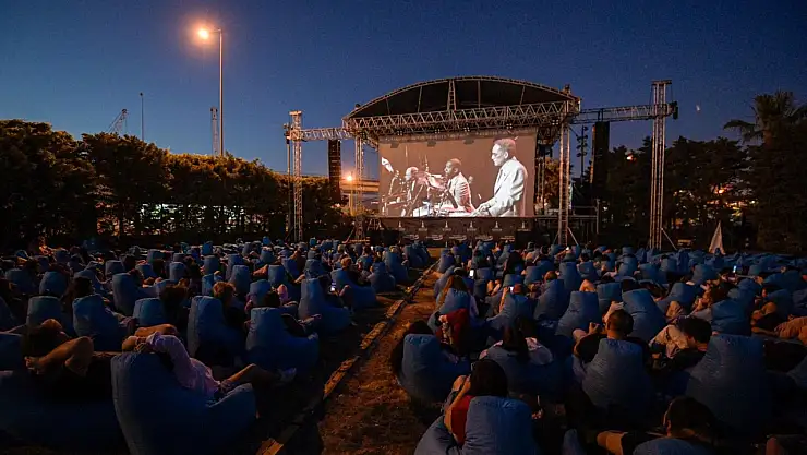 Arabada sinema keyfi İzmirlilerle buluşuyor