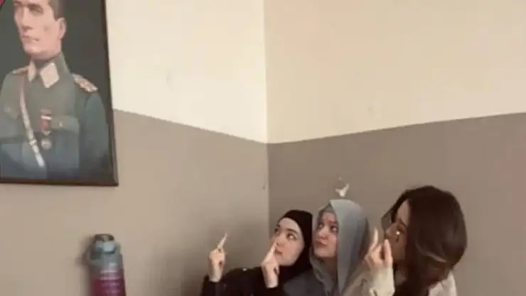 ATATÜRK portresi önünde uygunsuz poz: Soruşturma açıldı