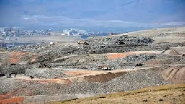 Balçova'da Kamyon Uçuruma Yuvarlandı: Sürücü Yoğun Bakımda