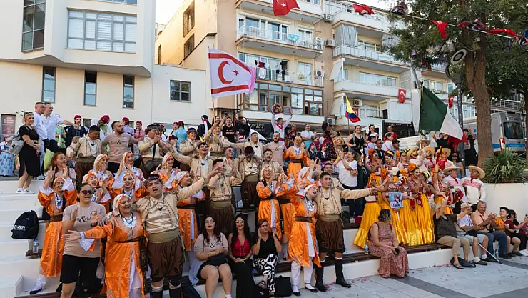 Balçova'da halk dansları festivali coşkusuyla açıldı