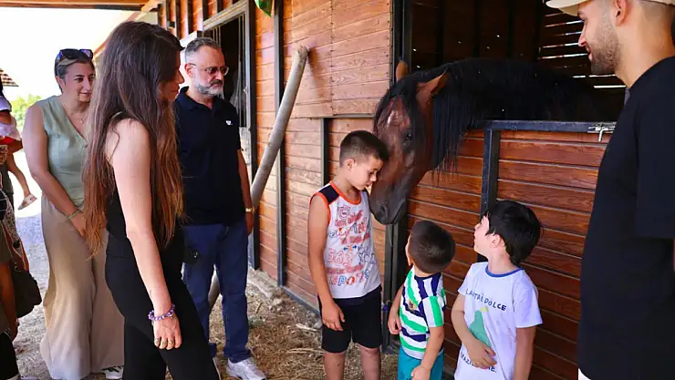 Başkan Lâl Denizli, özel gereksinimli çocuklarla at çiftliği gezisine katıldı