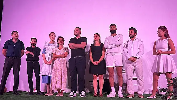 'Bir Kadın, Bir Düş, Bir Oyun' sahneye taşındı, İzmirli tiyatroseverlerden tam not aldı