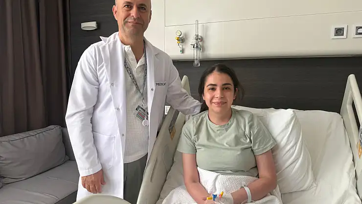 Boğazından su bile geçemeyen Şeydanur, İzmir'de yeniden yemek yiyebildi