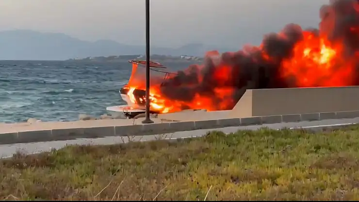 Çeşme'de denizin ortasında alev aldı