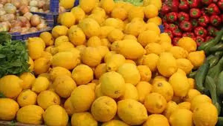 Çeşme Ilıca pazarı'nda limonun kilosu 250 TL'ye ulaştı
