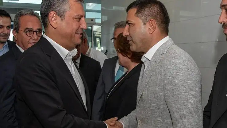 CHP Genel Başkanı Özgür Özel Aydın'da miting öncesi Kuşadası Belediye Başkanı Ömer Günel tarafından karşılandı