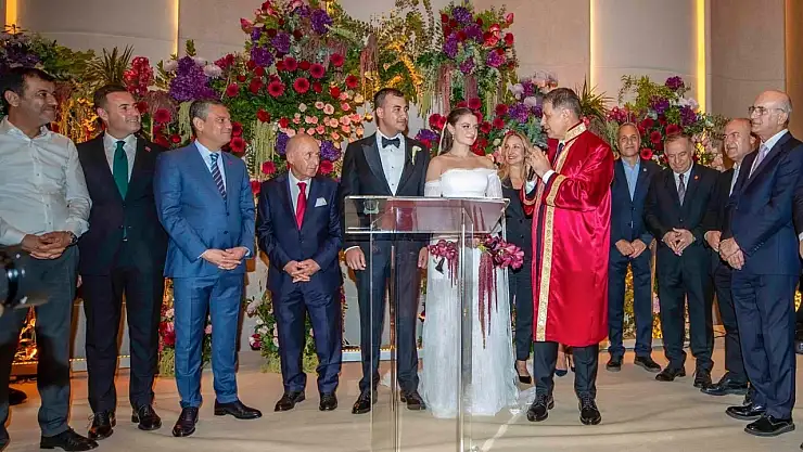 CHP Lideri Özgür Özel, Cemil Tugay'ın kızının düğününde partililerle buluştu