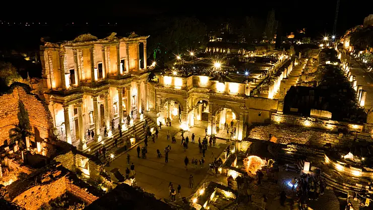 Efes: Binlerce yıllık sessizlikte zamana direnen şehir