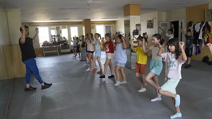 Efes Selçuk'ta yaz tatili şenliği: 1000 çocuk sanat ve sporla buluştu