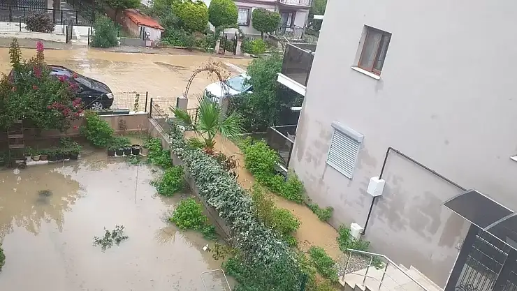 Foça'da sağanak yağış hayatı felç etti