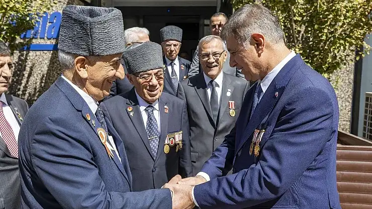 Gazilerle gönül köprüsü: Başkan Tugay'dan anlamlı buluşma