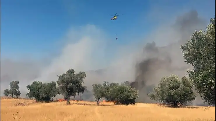 Havadan ve karadan seferberlik: Pınarcık yangınına 5 helikopter 4 uçak