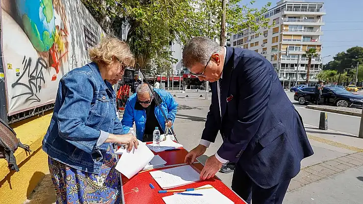 İzmir Atatürk Lisesi'nde imza kampanyası | Başkan Tugay da katıldı