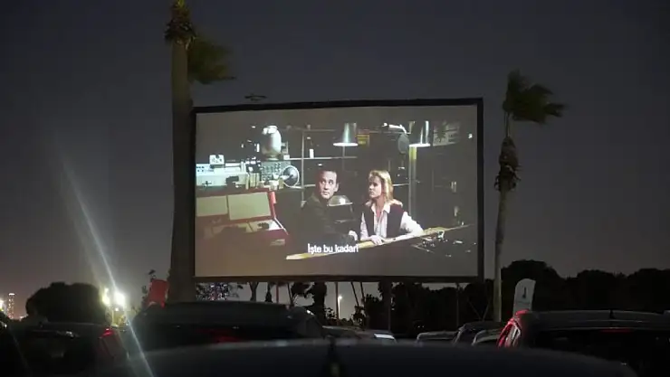 İzmir'de arabada film keyfi