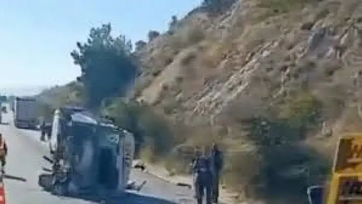 İzmir-Denizli Yolunda Otomobil Takla Attı