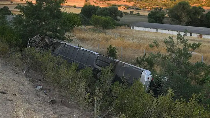 İzmir - İstanbul seferindeki yolcu otobüsü Balıkesir'de şarampole devrildi: 27 yaralı