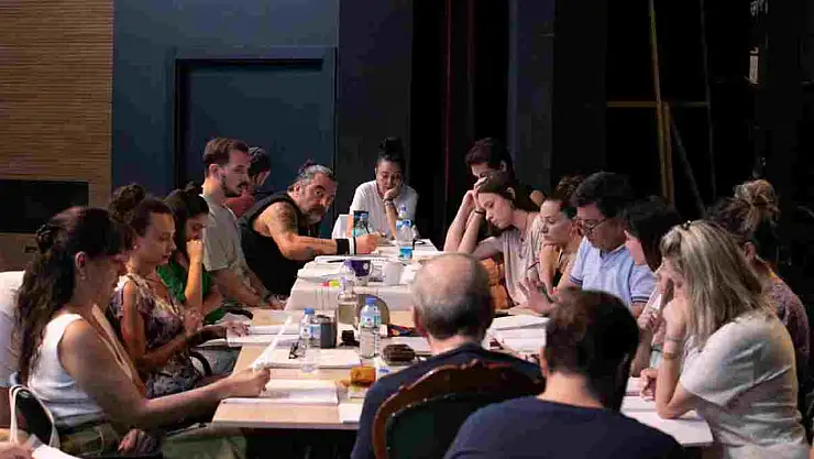 İzmir Şehir Tiyatroları'ndan sezon açılışı: 'Cadı Kazanı' Ekim'de sahneye çıkıyor