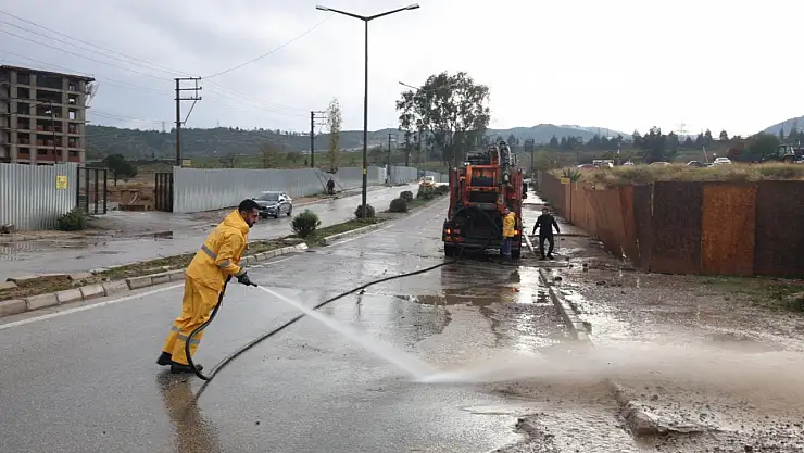 Karaburun, Çeşme ve Foça'da yağış alarmı: İzmir Büyükşehir Belediyesi ekipleri seferber