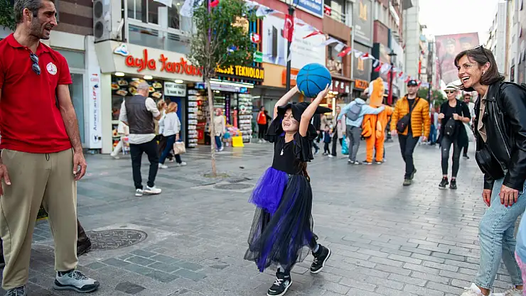 Karşıyaka çarşısında basketbol heyecanı: Hergele meydanına pota kuruldu