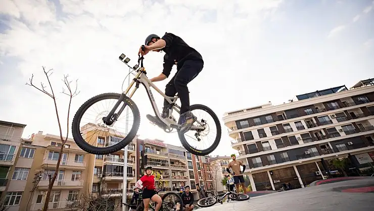 Karşıyaka'da pump track bisiklet parkuru yoğun ilgi görüyor