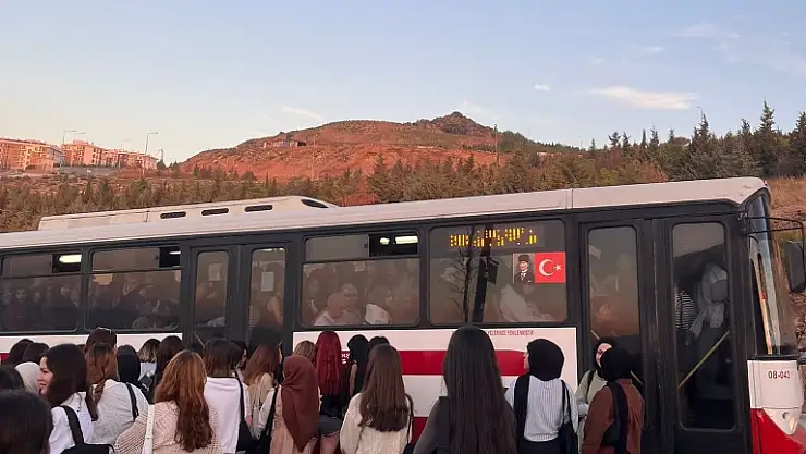 Kızlarımız yolculuk kabusunda… İşte çilenin ilk anı!