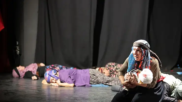 Konak'ta Cumhuriyet coşkusu: 'Kuvayi Milliye Destanı' ayakta alkışlandı