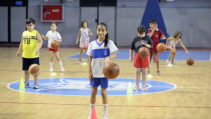 Konak'ta yaz sporla şenleniyor: 800 çocuk tatilin tadını sahalarda çıkarıyor