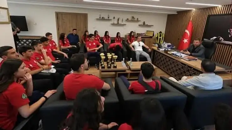 Küçük Menderes'in kahramanlarını Başkan Okuroğlu'da kutladı