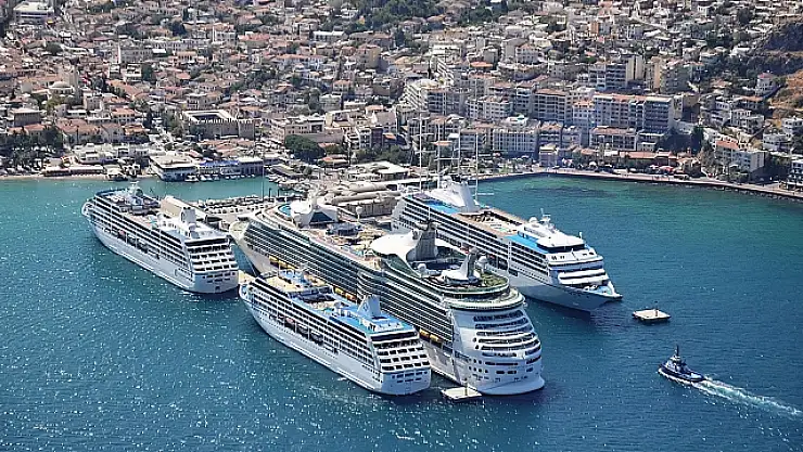 Kuşadası'na aynı anda 5 kruvaziyer '10.916 turist geldi'