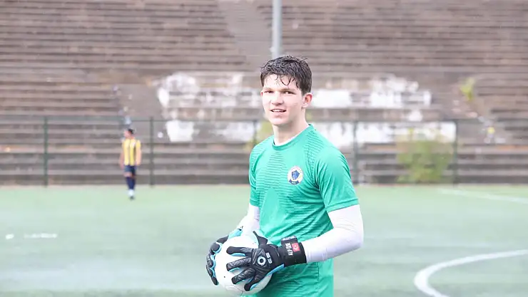 Menemen FK U17'nin 2009 doğumlu file bekçisi, performansıyla göz dolduruyor