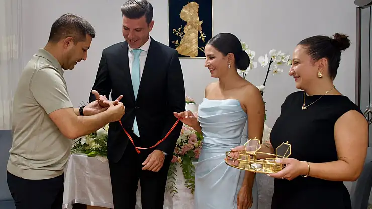 Nişan yüzüklerini Başkan Günel taktı
