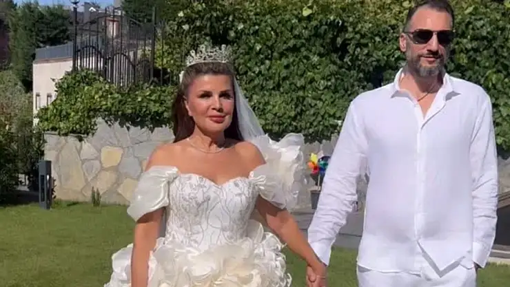 Nuray Sayarı ikinci kez evlendi: Gelinliği sosyal medyayı ikiye böldü