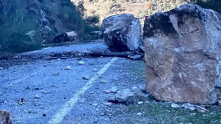 Ödemiş'te heyelan sonucu yol kapandı